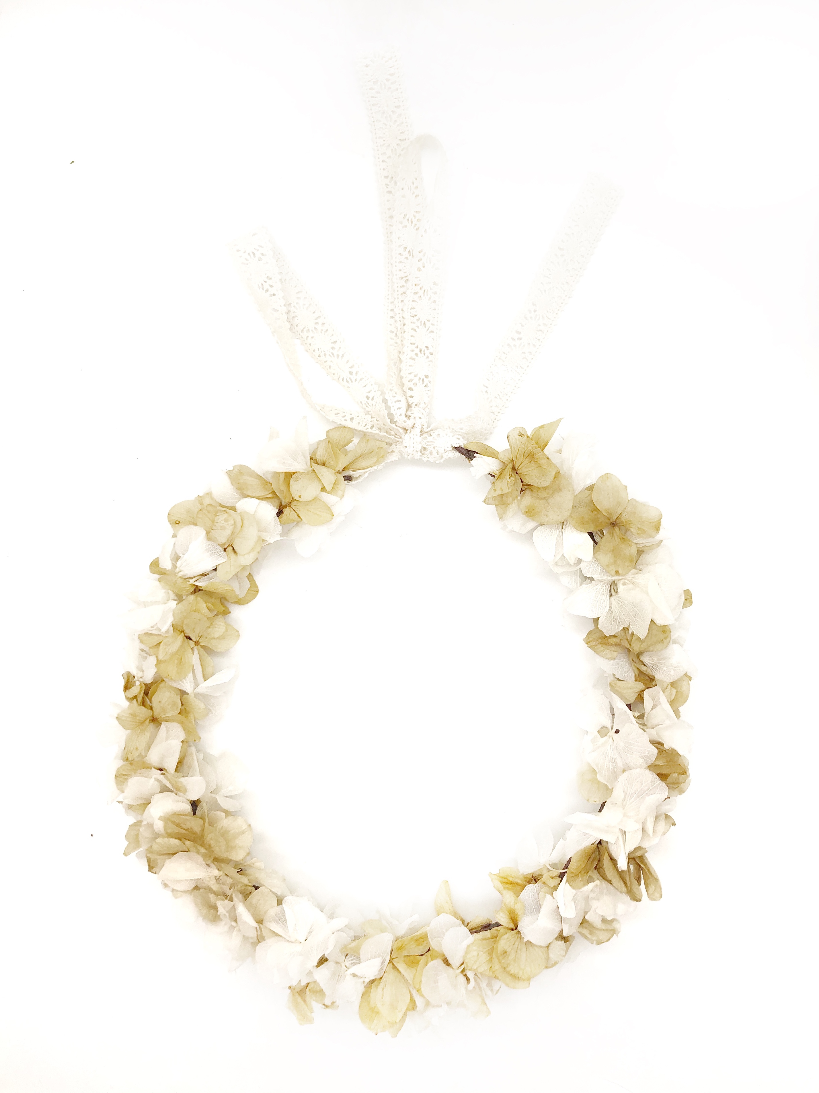 Corona de Flores con Lazo Blanco y Beige