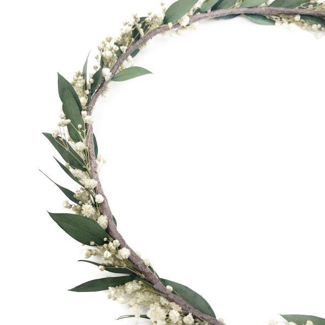 Corona de Flores con Lazo Paniculata Blanca y Olivo
