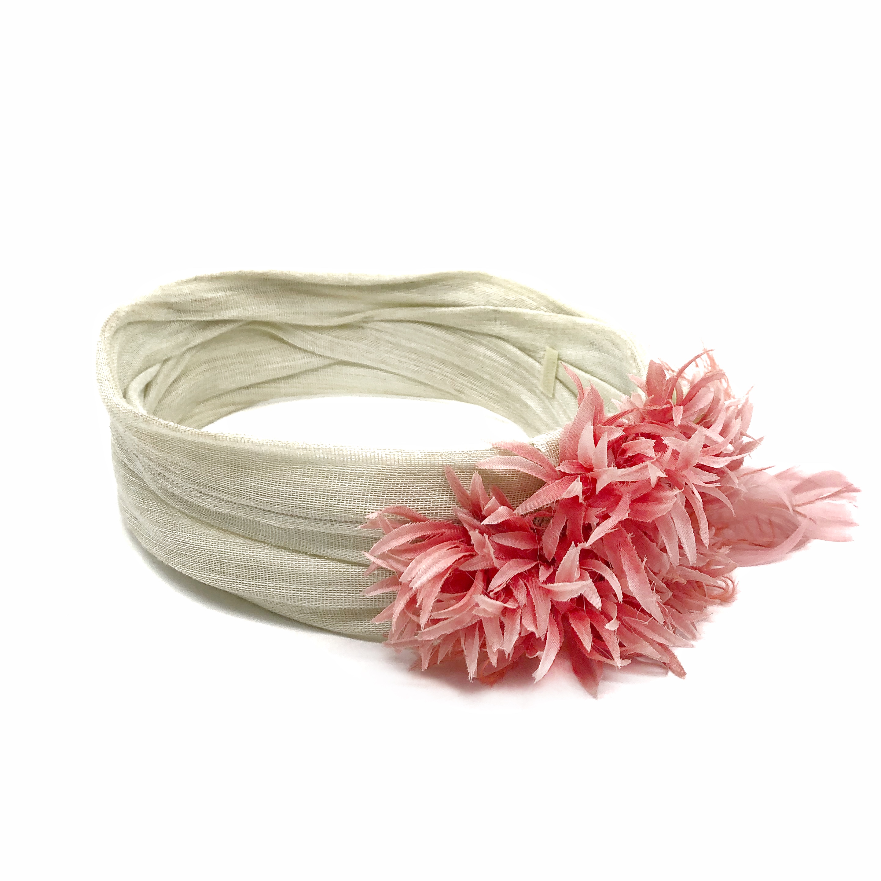 El Turbante Beige con Flor y Plumas Rosas de Lito & Lola está creado a mano de nuestras expertas en tocados y accesorios para el pelo.